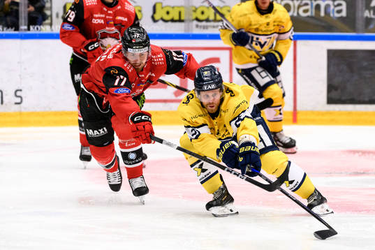 Malmö Redhawks Johan Ivarsson och HV71s Mattias Tedenby