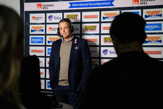 HV71s tränare Tomas Montén blir intervjuad