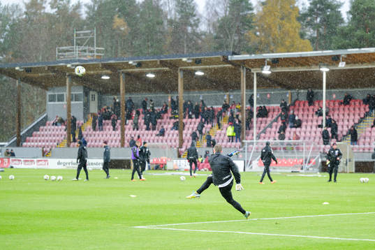 Degerfors spelare värmer upp