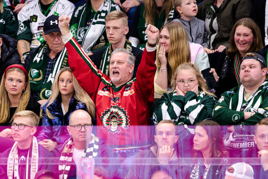 Frölundas supportrar jublar och Färjestads supportrar
