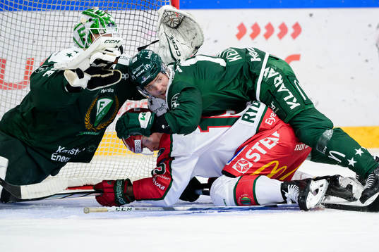 Färjestads målvakt Carl Lindbom och Joel Kellman kamp med