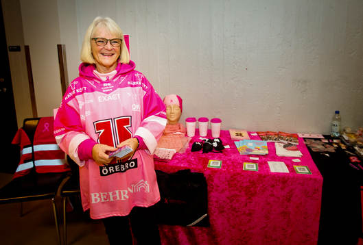 En dam i rosa tröjor