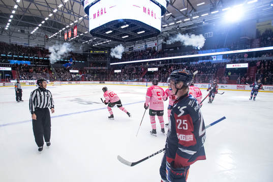 Örebros Robert Leino jublar