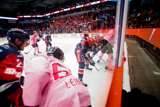 Örebros Hannes Björninen och Linköpings Taylor Leier