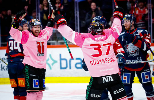 Örebros Ludvig Larsson jublar vid 4-2 med Glenn Gustafsson
