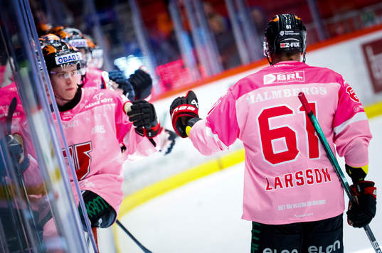 Örebros Ludvig Larsson jublar vid 4-2 med Jonathan
