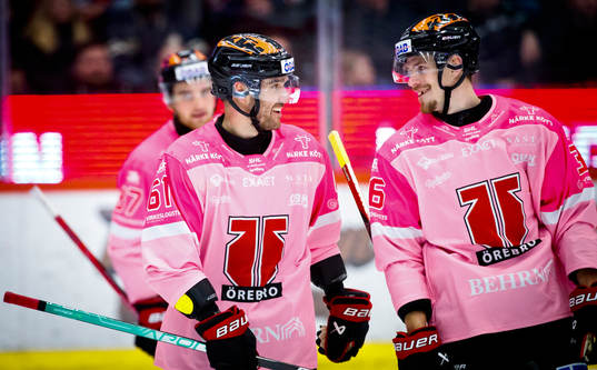Örebros Ludvig Larsson jublar vid 4-2 med Emil Larsson