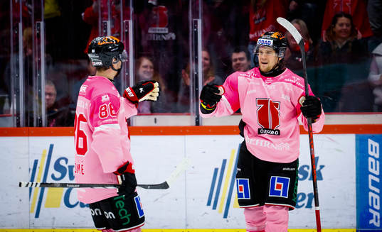 Örebros William Wikman jublar vid 5-2 med Mathias Bromé