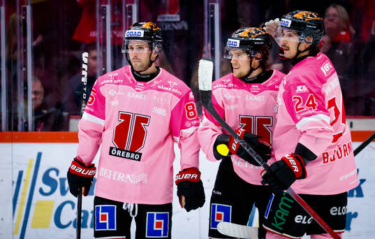 Örebros William Wikman jublar vid 5-2 med Mathias Bromé
