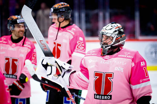 Örebros målvakt Jhonas Enroth jublar