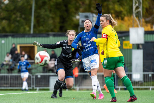 Bollstanäs målvakt Lovisa Fock och Sabina Lundström mot