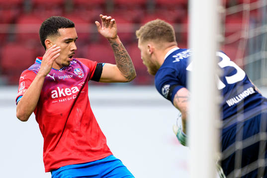 Helsingborgs Lucas Lima och Gefles målvakt Robin Wallinder