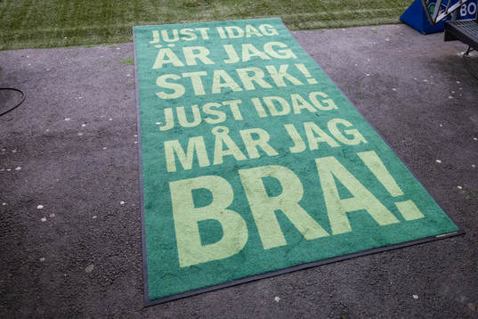 En matta med texten "Just idag är jag stark just idag mår