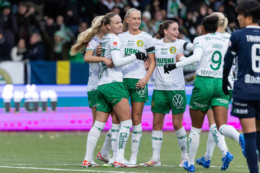 Hammarbys Ellen Wangerheim jublar med lagkamrater