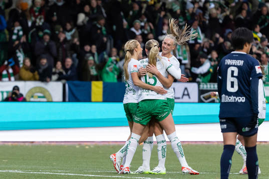Hammarbys Ellen Wangerheim jublar med lagkamrater