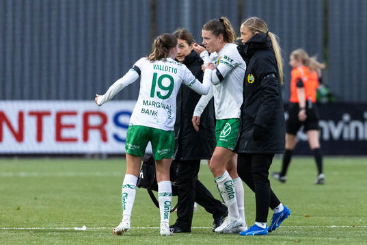 Hammarbys Emma Westin lämnar planen med en skada