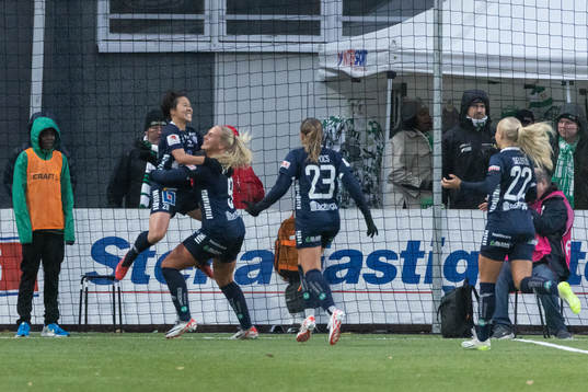 Linköpings Yuka Momiki jublar med lagkamrater