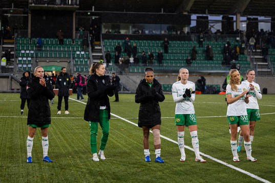 Hammarbys spelarna tackar publiken