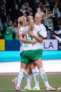 Hammarbys Ellen Wangerheim jublar med lagkamrater