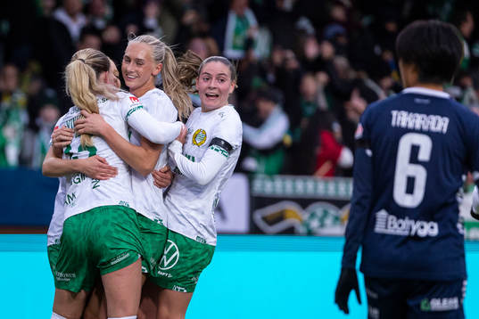 Hammarbys Ellen Wangerheim jublar med lagkamrater