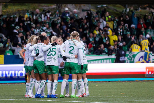 Hammarbys Ellen Wangerheim jublar med lagkamrater