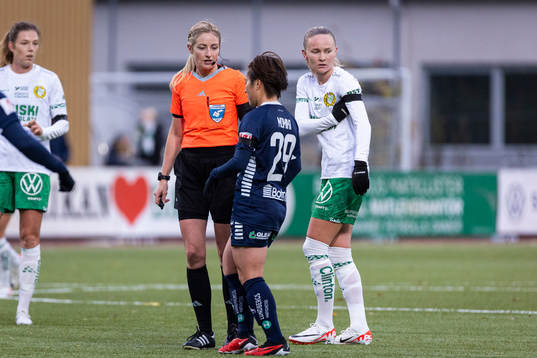 Domare Eva Svärdsudd och Linköpings Yuka Momiki