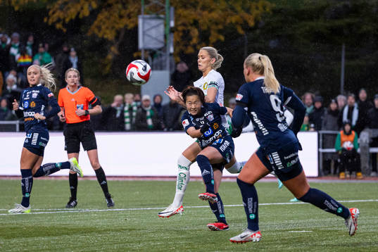 Hammarbys Alice Carlsson och Linköpings Saori Takarada