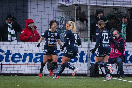 Linköpings Yuka Momiki jublar med lagkamrater