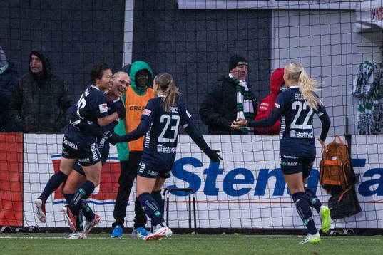 Linköpings Yuka Momiki jublar med lagkamrater