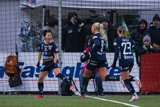 Linköpings Yuka Momiki jublar med lagkamrater
