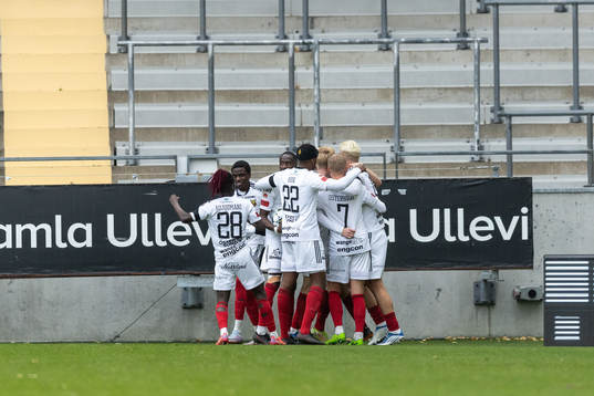 Östersunds Jakob Hedenquist jublar med lagkamrater
