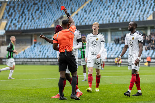 Östersunds Yannick Armel Assiedou Adjoumani får ett rött