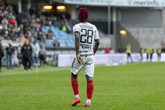 Östersunds Yannick Armel Assiedou Adjoumani lämnar planen