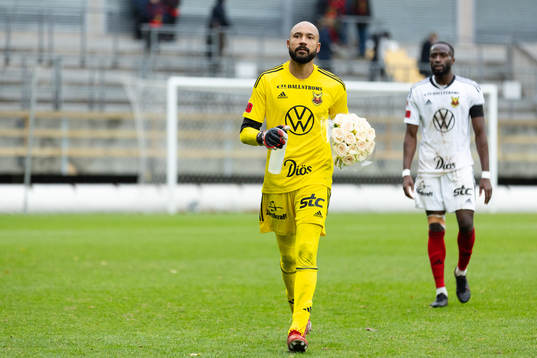 Östersunds målvakt Aly Keita deppar