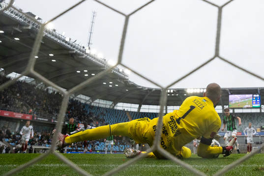 Östersunds Aly Keita räddar en straff slagen av GAIS Axel