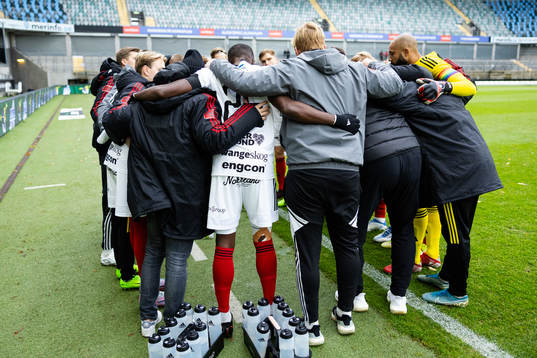 Östersunds spelare och ledare samlade innan