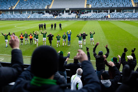 GAIS spelare jublar och tackar publiken