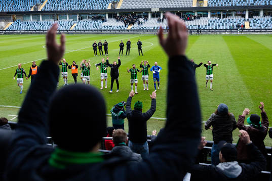GAIS spelare jublar och tackar publiken