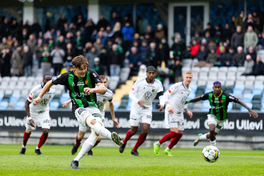GAIS  Axel Henriksson slår en straff som Östersunds Aly