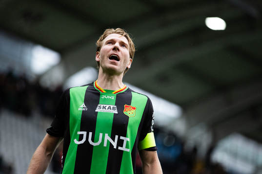 GAIS  August Wängberg håller i segersång framför klacken