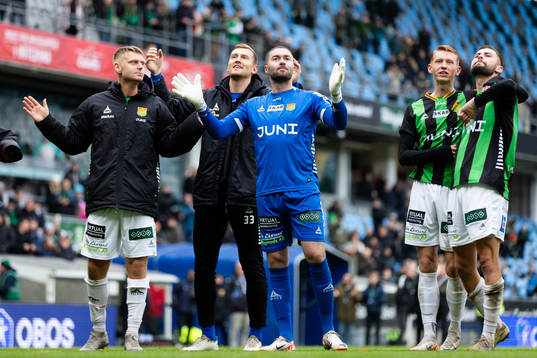 GAIS målvakt Mergim Krasniqi, Julius Lindberg  och Axel