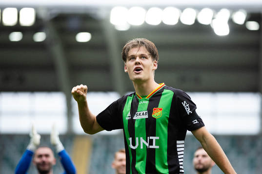 GAIS Axel Henriksson jublar och håller i segersång
