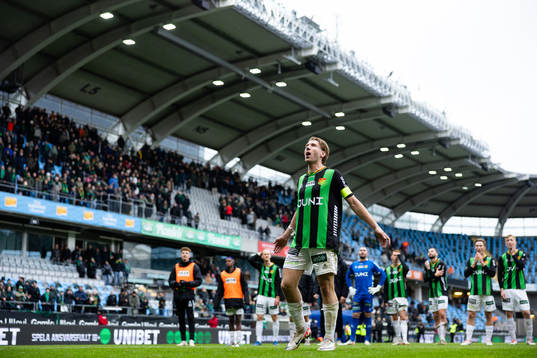 GAIS August Wängberg jublar och håller i segersång