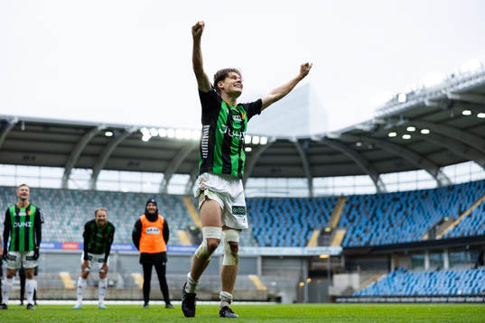 GAIS Axel Henriksson jublar och håller i segersång