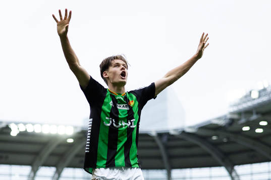 GAIS Axel Henriksson jublar och håller i segersång