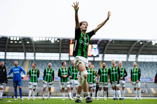 GAIS Axel Henriksson jublar och håller i segersång