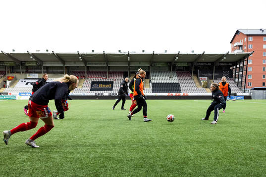 Örebros spelare på uppvärmningen