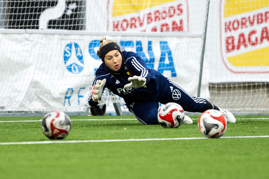 Djurgårdens målvakt Katelin Talbert  på uppvärmningen