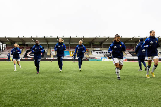 Djurgårdens spelare på uppvärmningen