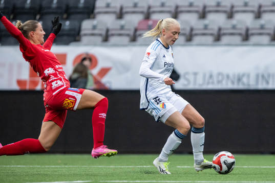 Örebros Hannah Davison och Djurgårdens Stinalisa Johansson